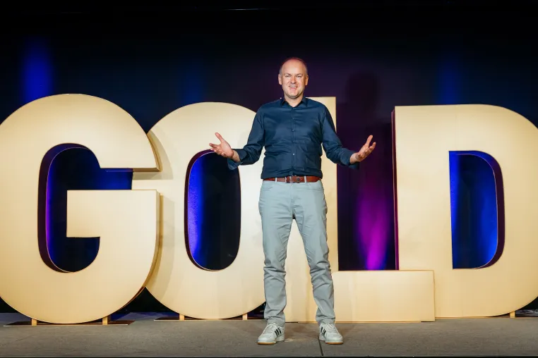 Bild: Peter Hug begeistert beim Internationalen Speaker Slam: "Jeder Mensch hat Millionen-Ideen"