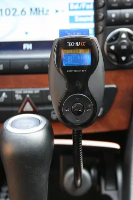 Technaxx FMT300BT - Bluetooth-Freisprecheinrichtung zusammen mit FM-Transmitter und MP3 Bild: Technaxx FMT300BT - Bluetooth-Freisprecheinrichtung zusammen mit FM-Transmitter und MP3