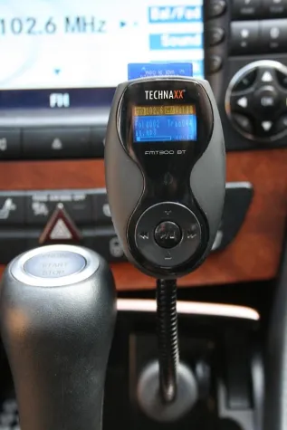 Bild: Technaxx FMT300BT - Bluetooth-Freisprecheinrichtung zusammen mit FM-Transmitter und MP3