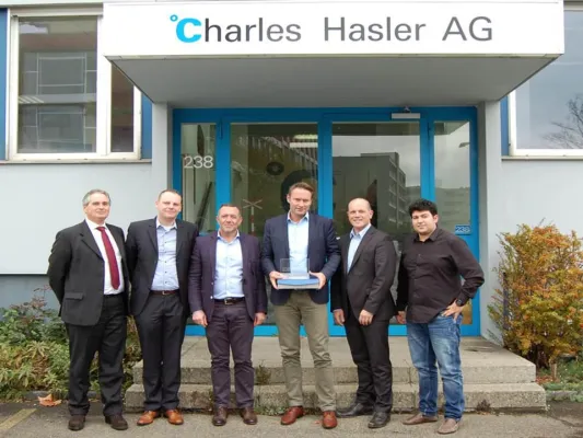 Bild: CAREL zeichnet Charles Hasler mit Award für langjährige und erfolgreiche Zusammenarbeit aus