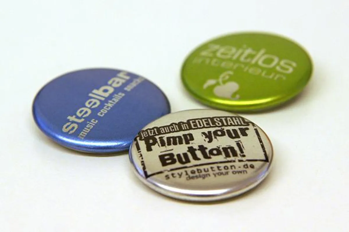 Achtung ansteckend! Farbige Metallbuttons transportieren Werbebotschaften im 