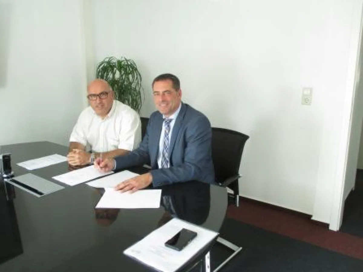 Der neue Kreisbau-Geschäftsführer Wilhelm Stiefet (rechts) bei der Vertragsunterzeichnung zusammen m