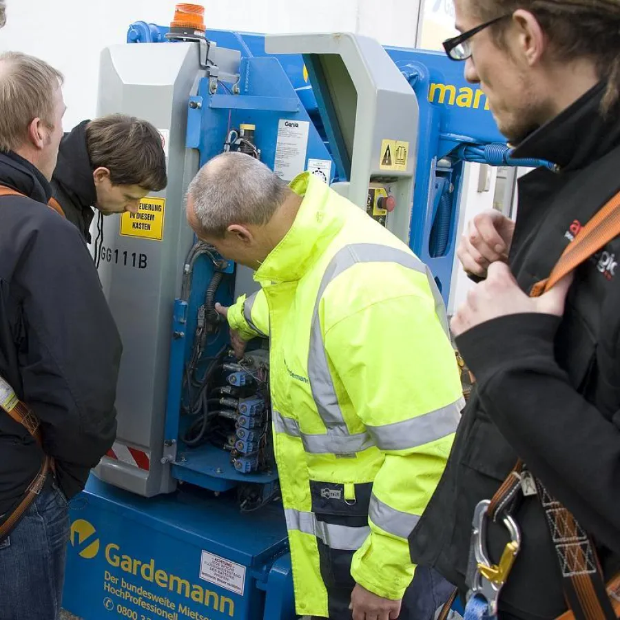 In der IPAF-Schulung lernen die Teilnehmer den sicheren Umgang mit Arbeitsbühnen in Theorie & Praxis