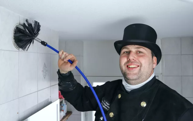 Bild: Ein Schornsteinfeger sorgt für frischen Atem im Gebäude