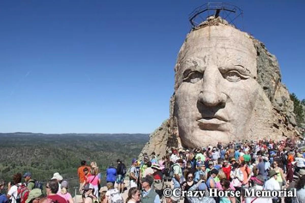 Volksmarsch am Crazy Horse Memorial (c) Crazy Horse Memorial Foundation