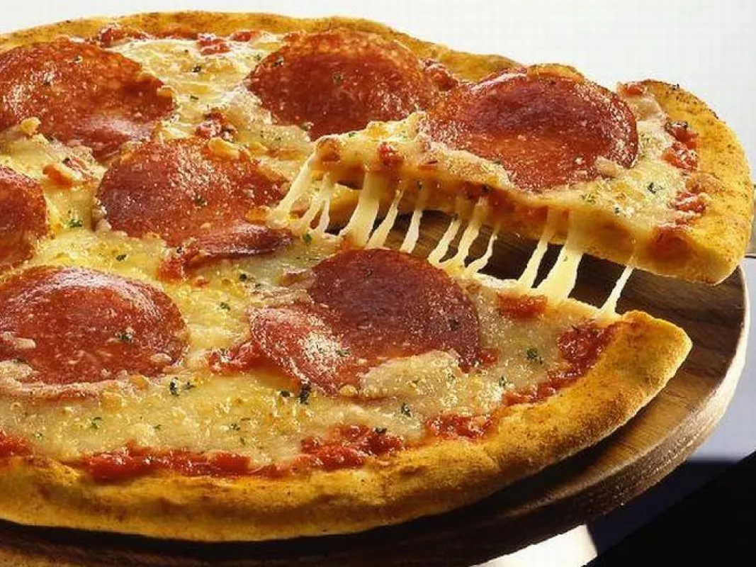 Käsefäden - typisch für die Pizza
