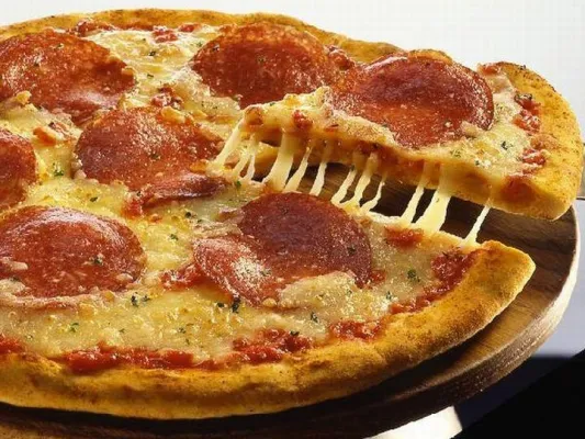 Bild: Käsefäden - typisch für die Pizza