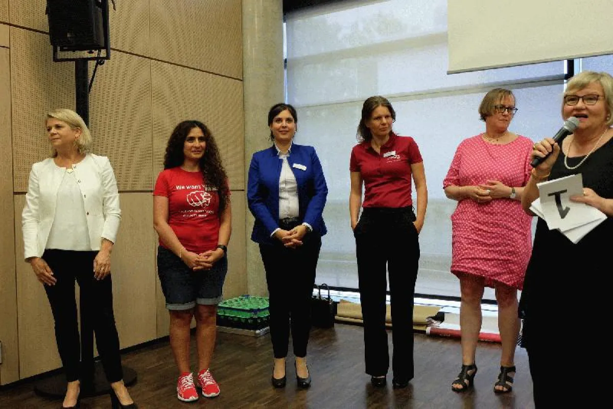 Die Slammerinnen: Anke Hoberg, Tara Kaka, Mareen Vaßholz, Nicole Ondrusch, Feli Brachthäuser; Moderation: Eva Viehoff ()