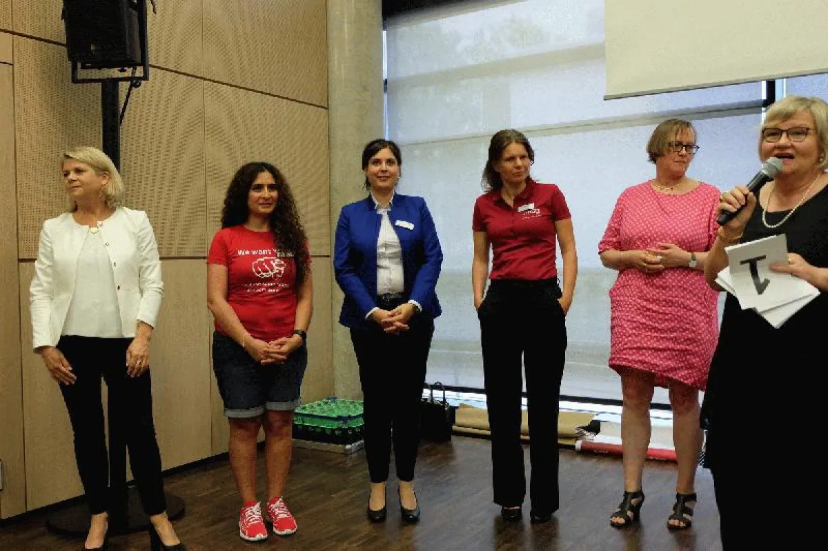 Die Slammerinnen: Anke Hoberg, Tara Kaka, Mareen Vaßholz, Nicole Ondrusch, Feli Brachthäuser; Moderation: Eva Viehoff ()