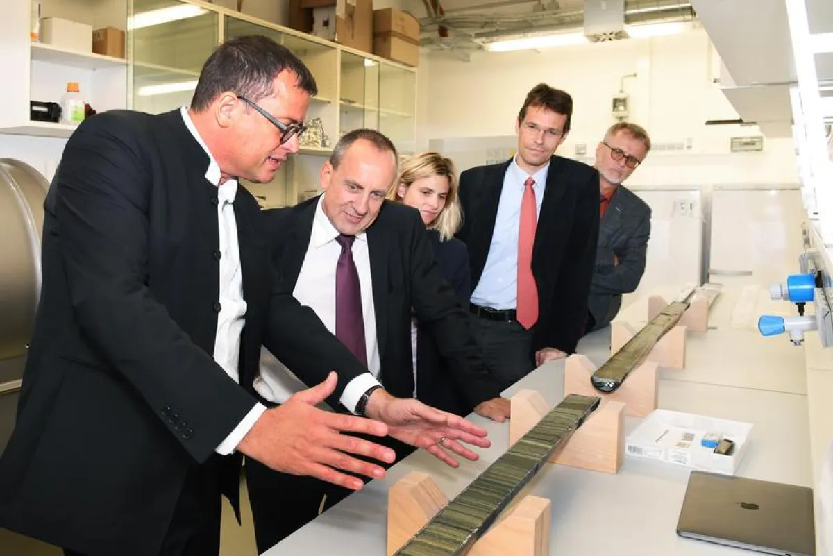 Auf seinem Rundgang durch das MPI für Chemie besuchte Wissenschaftsminister Konrad Wolf (2 v. l.) auch ein Sedimentlabor, in dem Bohrkerne wissenschaftlich untersucht werden. (Carsten Costard)