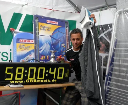 Bild: Bundeswehroffizier knackt Weltrekord im Dauer-Bügeln