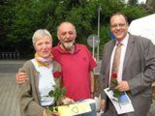 Bild: (10.05.2009) Morsbach - Kai Uffelmann verteilt Blumengrüße zum Muttertag