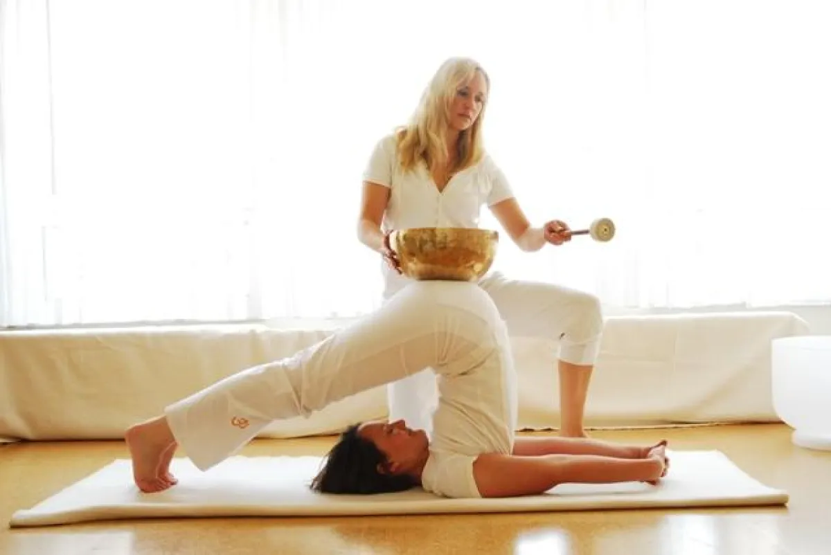 Yogaübung mit Planetenklangschalen