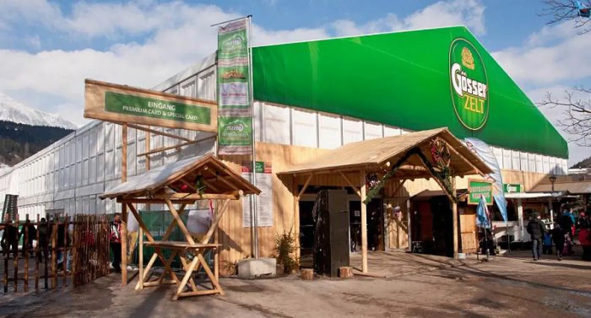 Das Gösser Fan-Zelt wurde von Losberger im Eingangsbereich mit Holzapplikationen versehen.