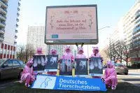 Die Schweine sind los! - Plakate mit "Neuen Bauernregeln" des Deutschen Tierschutzbüros hängen nun in B Bild: Die Schweine sind los! - Plakate mit "Neuen Bauernregeln" des Deutschen Tierschutzbüros hängen nun in B