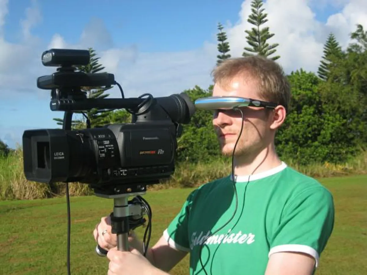 Kameramann Ralf Biebeler (Pionierfilm GmbH / Ludwigshafen) beim Test einer Videobrille.