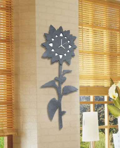 Bild: Szene Kunsthandwerk präsentiert das Produkt des Monats Juli: Sonnenblumenuhr aus Naturschiefer