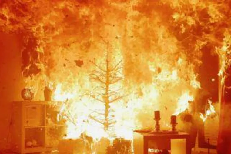Feuerrisiken/ Weihnachtszeit: Richtiger Umgang mit Kerzen Bild: Feuerrisiken/ Weihnachtszeit: Richtiger Umgang mit Kerzen