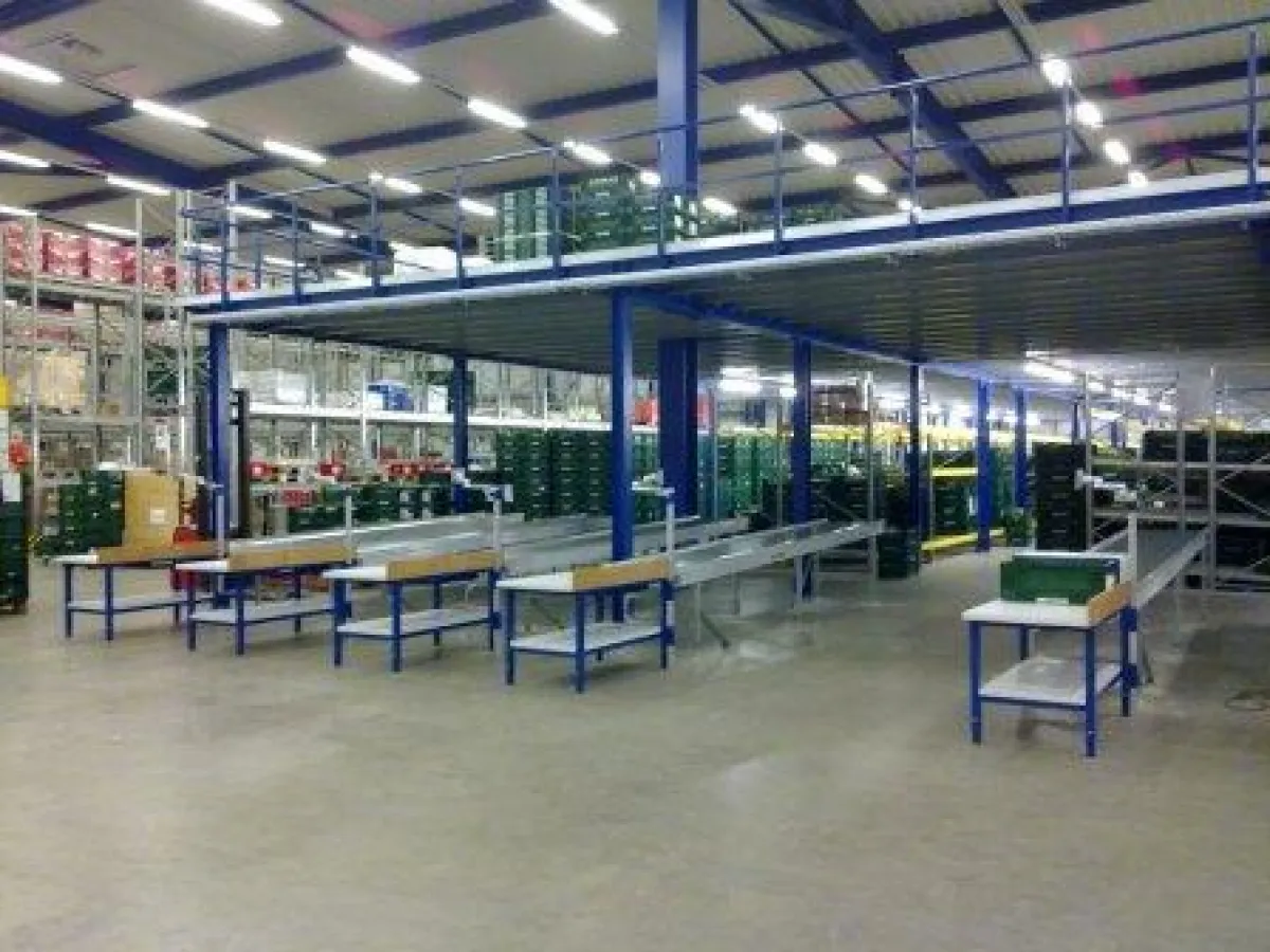 Mehr Fläche durch die Stahlbaubühne und Rollenbahnen ermöglichen übersichtliches Kommissionieren.