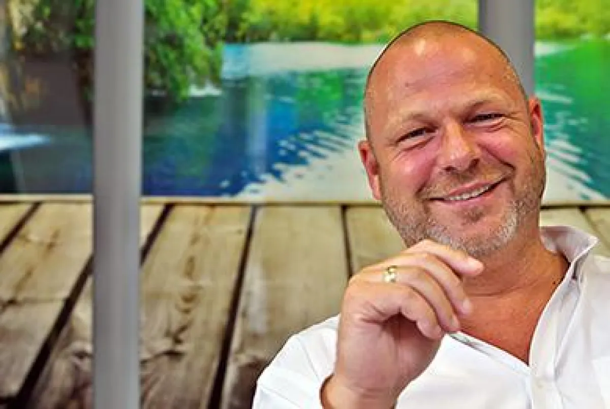 Andreas Geelen bietet Infrarotheizungen als kostengünstige und energiesparende Heizalternative.