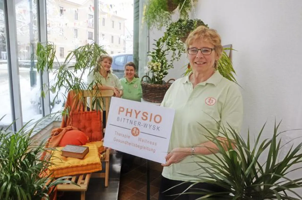 Frau Bittner-Wysk stellt den neuen Wintergarten des Wellnessbereiches vor