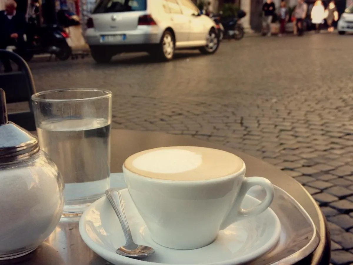 Entspannung im Straßencafe Roms