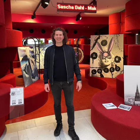 Bild: Kunst Raum-Installation "Make love, not war" von Sascha Dahl im 25hours Hotel Köln