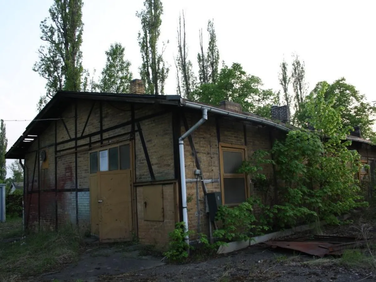 Der Auswandererbahnhof zerfällt (Foto Michael Rothe)