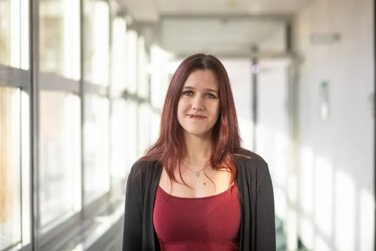 Bild: Wissenschaftsjournalistin Sabrina Patsch wird mit der Medaille für naturwissenschaftliche Publizistik ausgezeichnet