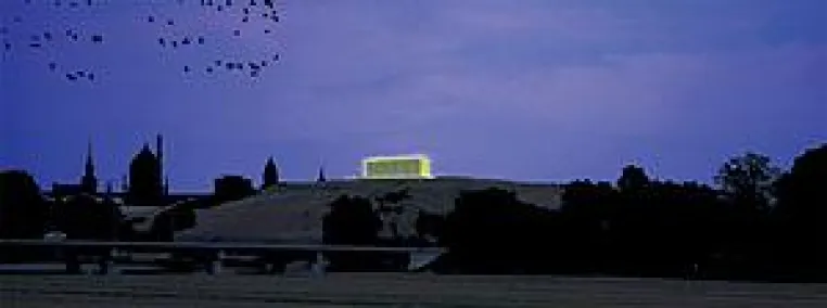Bild: "Akropolis von Dresden" - zeitgenössischer Tempelbau im Rahmen der OSTRALE'09