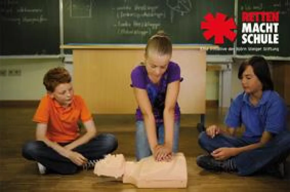 Siebtklässler erlernen Herz-Lungen-Wiederbelebung