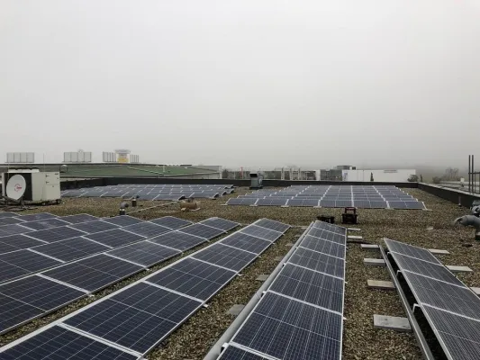 Bild: Von der Sonne direkt in den Kinosaal - Solarstrom aus Eigenproduktion für Rieder Kino