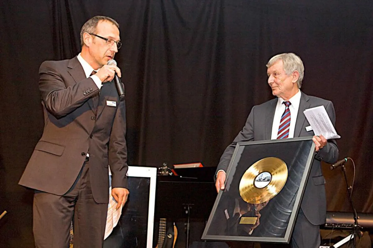 Die goldene Schallplatte zum 25-jährigen Firmenjubiläum