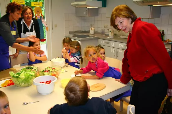 Bild: Eva Luise Köhler besucht die Mutter-Kind-Klinik Schwabenland in Dürmentingen