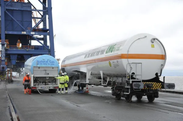 Europapremiere: Erstmalige Beladung eines LNG-Kesselwagens Bild: Europapremiere: Erstmalige Beladung eines LNG-Kesselwagens