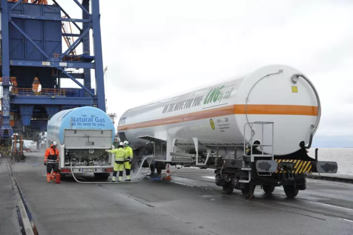Europapremiere: Erstmalige Beladung eines LNG-Kesselwagens Bild: Europapremiere: Erstmalige Beladung eines LNG-Kesselwagens