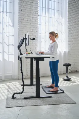Bild: Gesünder arbeiten und leben mit den höhenverstellbaren Schreibtischen nach Maß von Liftor