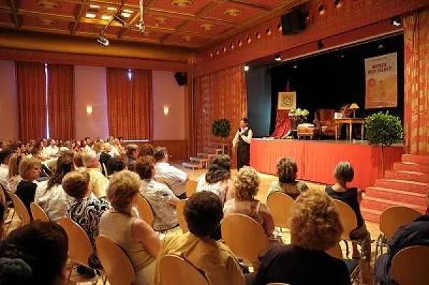 Bild: Bestsellerdächtig - Matthias A. Exl begeistert 340 Besucher bei der Buchpräsentation „Befreie dich selbst!“