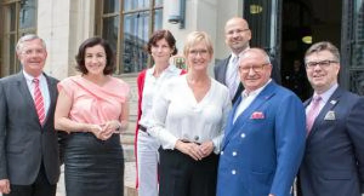 Das Nominierungs-Komitee der Logistik Hall of Fame folgte der Einladung von Dorothee Bär ins BMVI