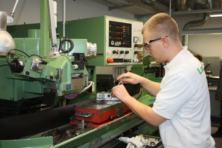 Einweihung der modernen Lehrwerkstatt für 87 Azubis Bild: Einweihung der modernen Lehrwerkstatt für 87 Azubis
