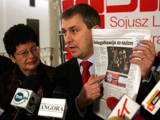 Bild: Polen: Politikersekretärin mit Naziparolen unterm Hakenkreuz