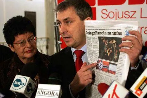 Bild: Polen: Politikersekretärin mit Naziparolen unterm Hakenkreuz