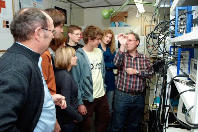 Bild: 16 Schüler aus drei Ländern tauchen in die Welt der Nanowissenschaften ein