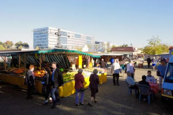 Bild: Spätsommerlich Bummeln auf dem Marina-Markt