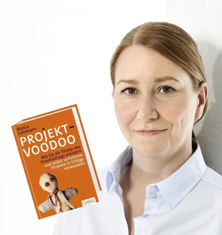© Bianca Fuhrmann mit ihrem Buch Projekt-Voodoo® aus dem GABAL-Verlag