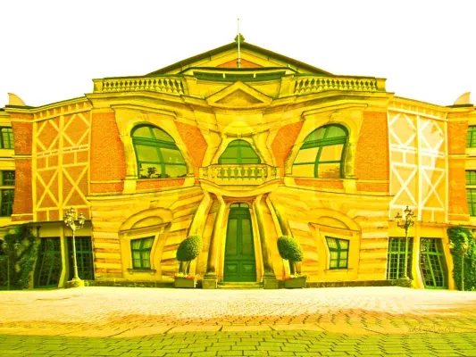 Bild: Foto-Variationen um das Bayreuther Festspielhaus – ein Spiel mit Formen, Farben und einer Portion Humor