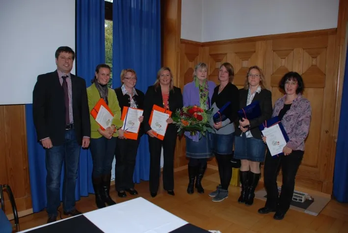 Diplome an Farbgestalterinnen überreicht Bild: Diplome an Farbgestalterinnen überreicht