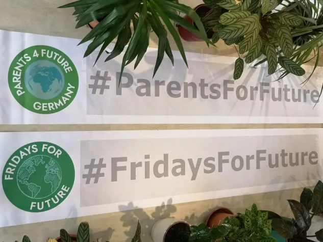 Bild: Persönliche Übergabe von über 17.000 Unterschriften an die NRW-Landesregierung