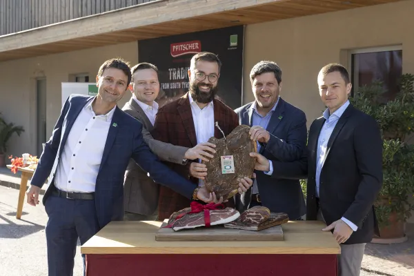 Pfitscher launcht ersten „Bioland Südtiroler Speck ggA“ in Deutschland Bild: Pfitscher launcht ersten „Bioland Südtiroler Speck ggA“ in Deutschland