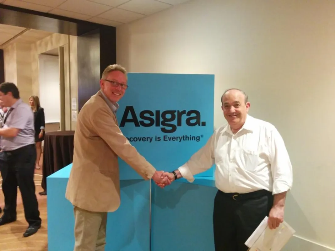 Michael Schimanski, Geschäftsführer PROGTECH, (li.) und David Farajun, Gründer und CEO, Asigra (re.)